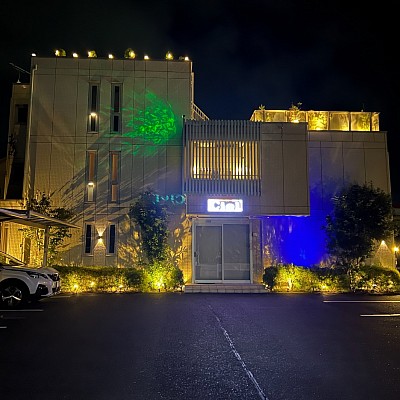 美容院夜の外観